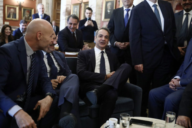 Βουλή Μητσοτάκης καφές