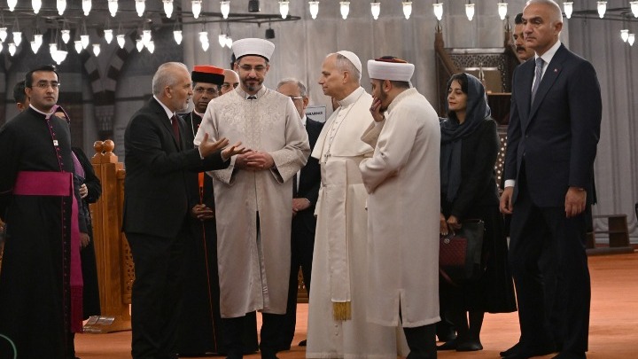 Πάπας Λέων: Το τέμενος Σουλταναχμέτ και τη Συριακή Ορθόδοξη Εκκλησία επισκέφθηκε ο Πάπας
