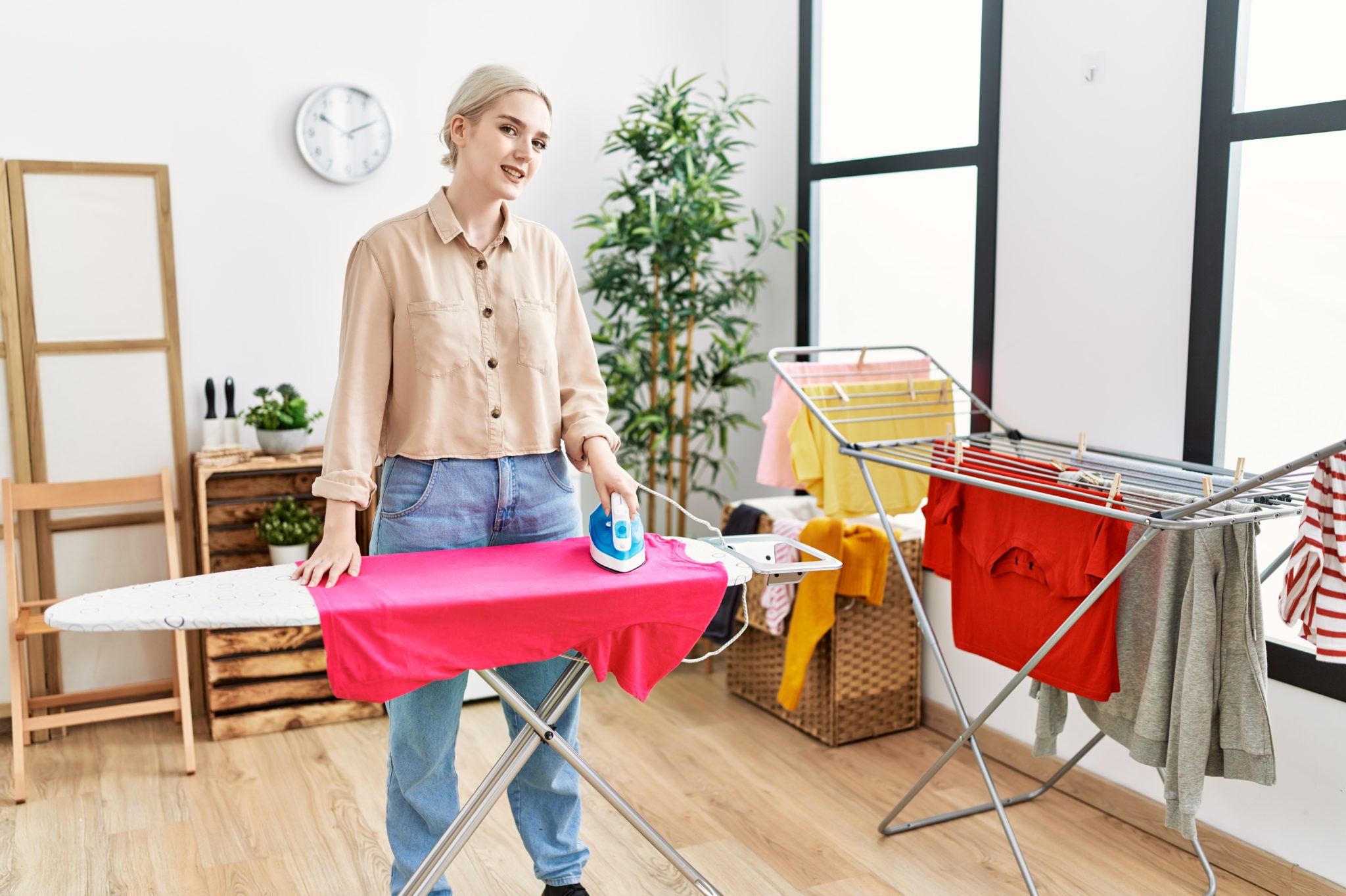 Ξεχάστε το στεγνωτήριο: Το απλό κόλπο μιας γυναίκας για ρούχα και σεντόνια χωρίς υγρασία μέσα σε 3 ώρες