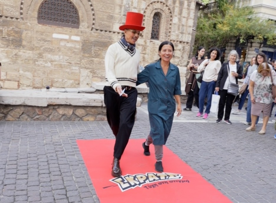 Ο Λάκης Γαβαλάς μετατρέπει την Ερμού σε πασαρέλα με το «Κόκκινο Χαλί» και το ταμπεραμέντο του – Στιγμές fun και λάμψης Ο Λάκης Γαβαλάς μετατρέπει την Ερμού σε πασαρέλα με το «Κόκκινο Χαλί» και το ταμπεραμέντο του – Στιγμές fun και λάμψης