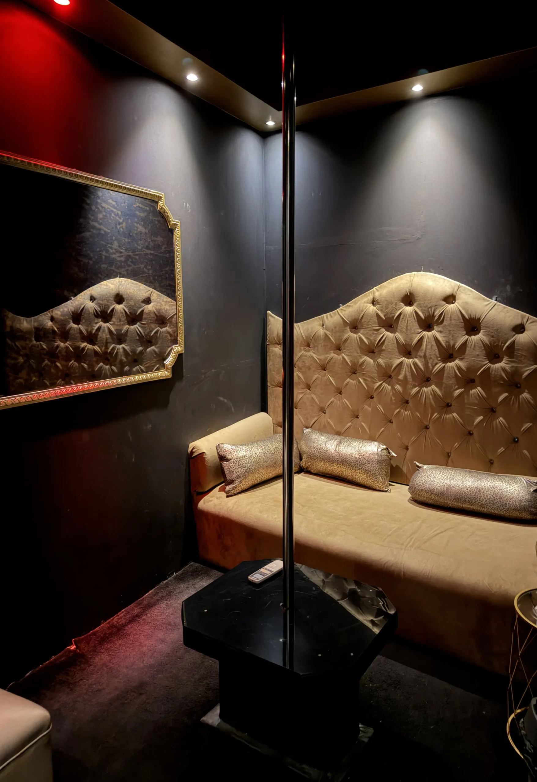 Έλεγχοι σε καταστήματα “STRIPSHOW” – Σύλληψη 5 ατόμων που προήγαγαν αλλοδαπές στην πορνεία