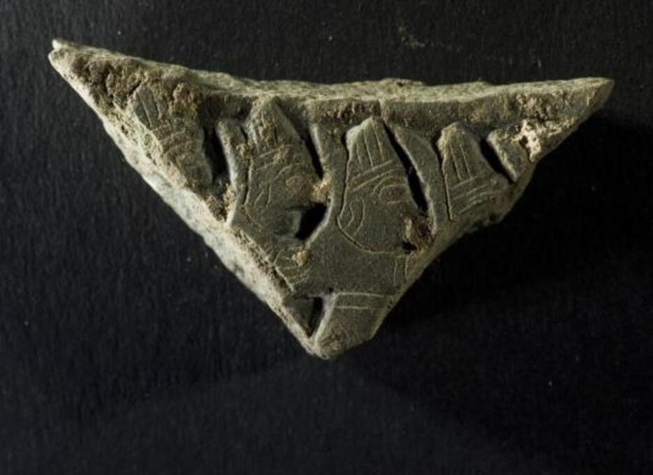 Αυτά τα θραύσματα ανακαλύφθηκαν πριν από δύο χρόνια στο σπήλαιο Kateřinská και πιθανότατα αποτελούσαν ένα ενιαίο αντικείμενο μαζί με το νεοανευρεθέν κομμάτι. Απεικονίζουν Χιττιτικές θεότητες. Φωτογραφίες: Petr Zajíček – Správa Jeskyní CR (Διοίκηση Σπηλαίων Τσεχικής Δημοκρατίας) 