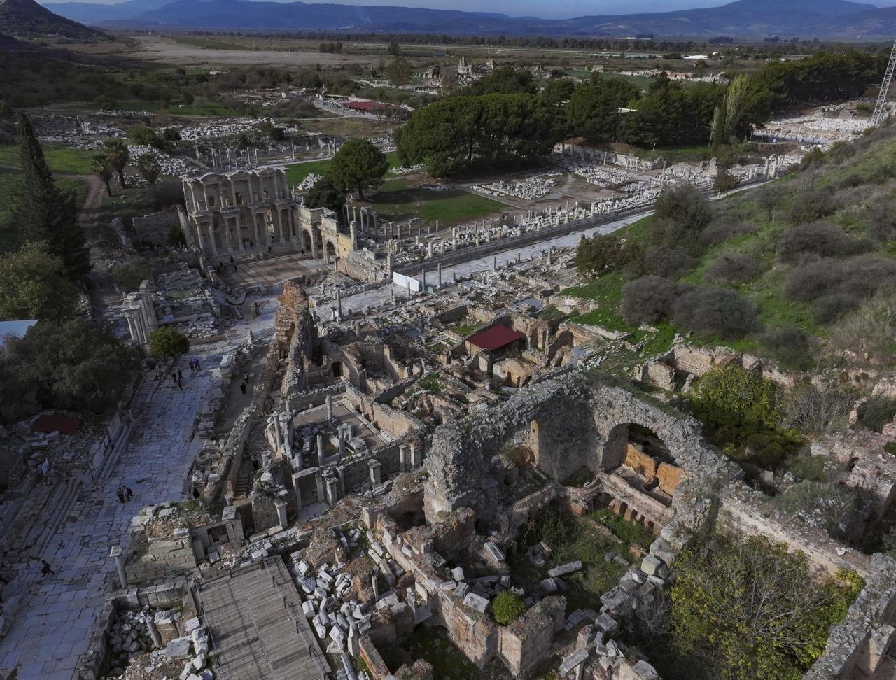 Μια εναέρια άποψη της αρχαίας πόλης της Εφέσου, η οποία περιλαμβάνεται στον Κατάλογο Παγκόσμιας Κληρονομιάς της UNESCO, καθώς μια μαρμάρινη μπανιέρα ρωμαϊκής εποχής και ένα ανδρικό άγαλμα ανακαλύφθηκαν στη Σμύρνη της Τουρκίας, στις 14 Δεκεμβρίου 2025. Φωτογραφία: ΑΑ