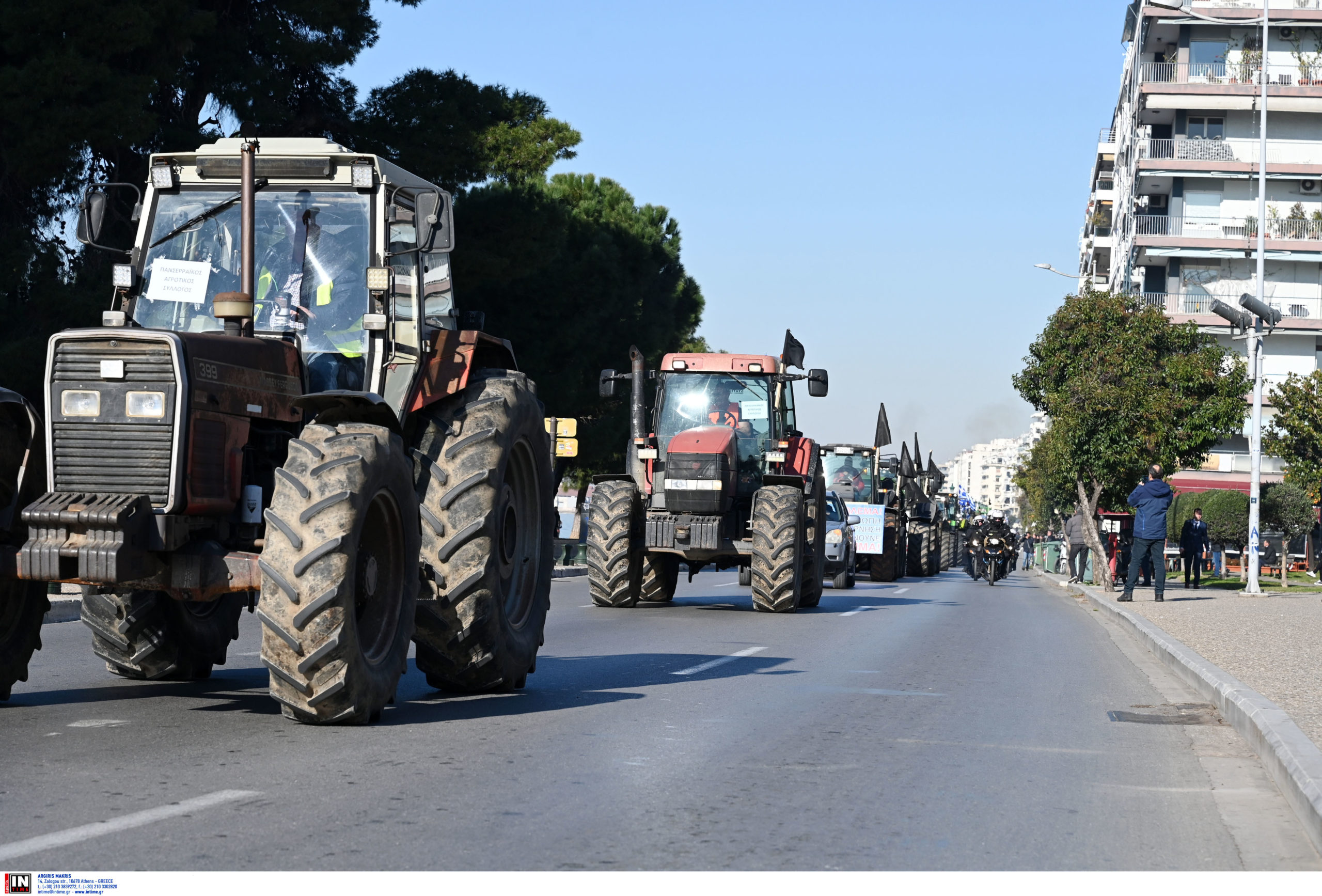Θεσσαλονίκη: Με τρακτέρ και λεωφορεία, αγρότες από τα μπλόκα κινούνται προς το λιμάνι – Ποιοι δρόμοι κλείνουν