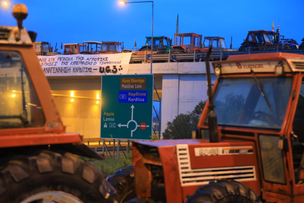 Αγρότες, μπλόκα, τρακτέρ