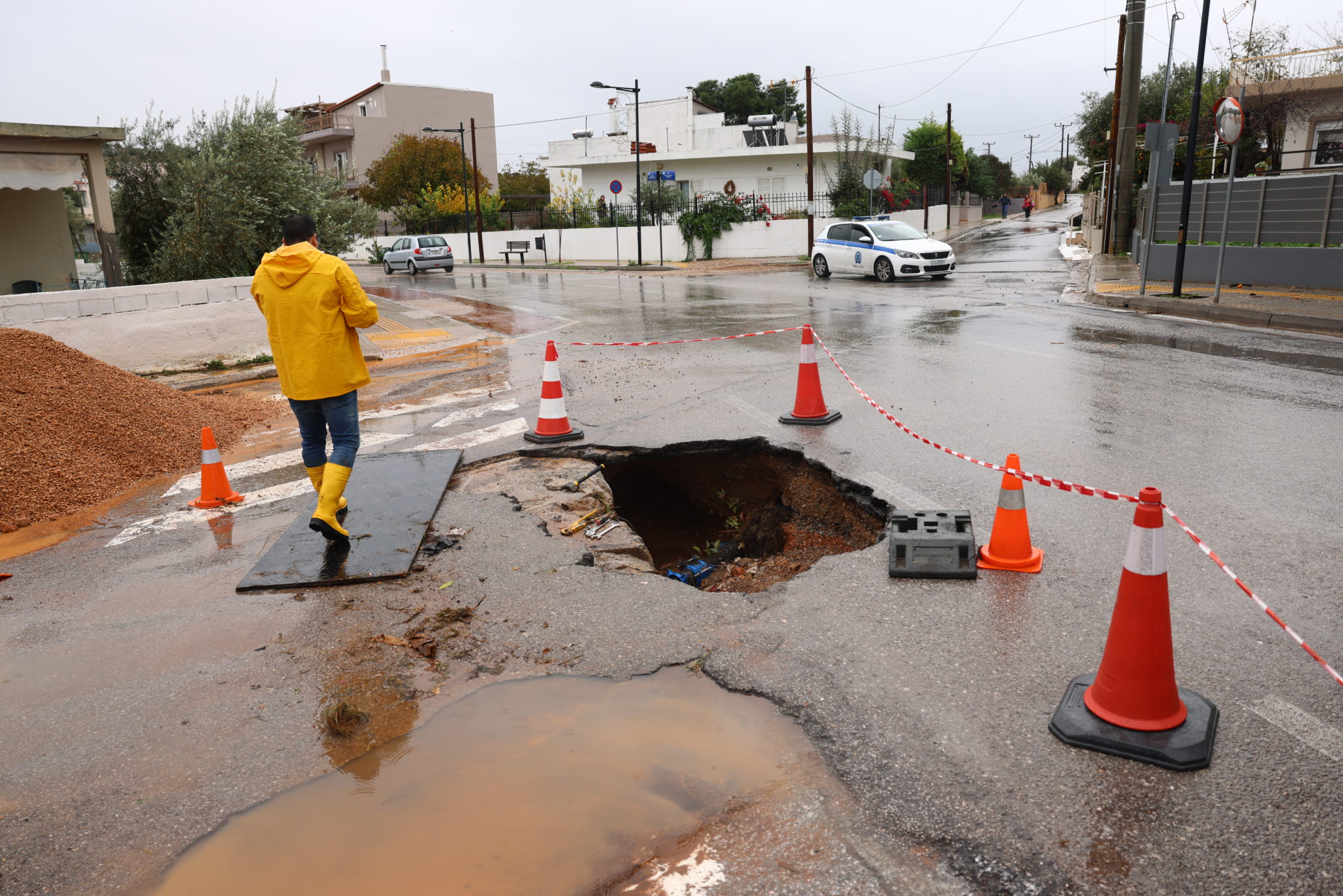 Κακοκαιρία byron, Μάνδρα, τρύπα