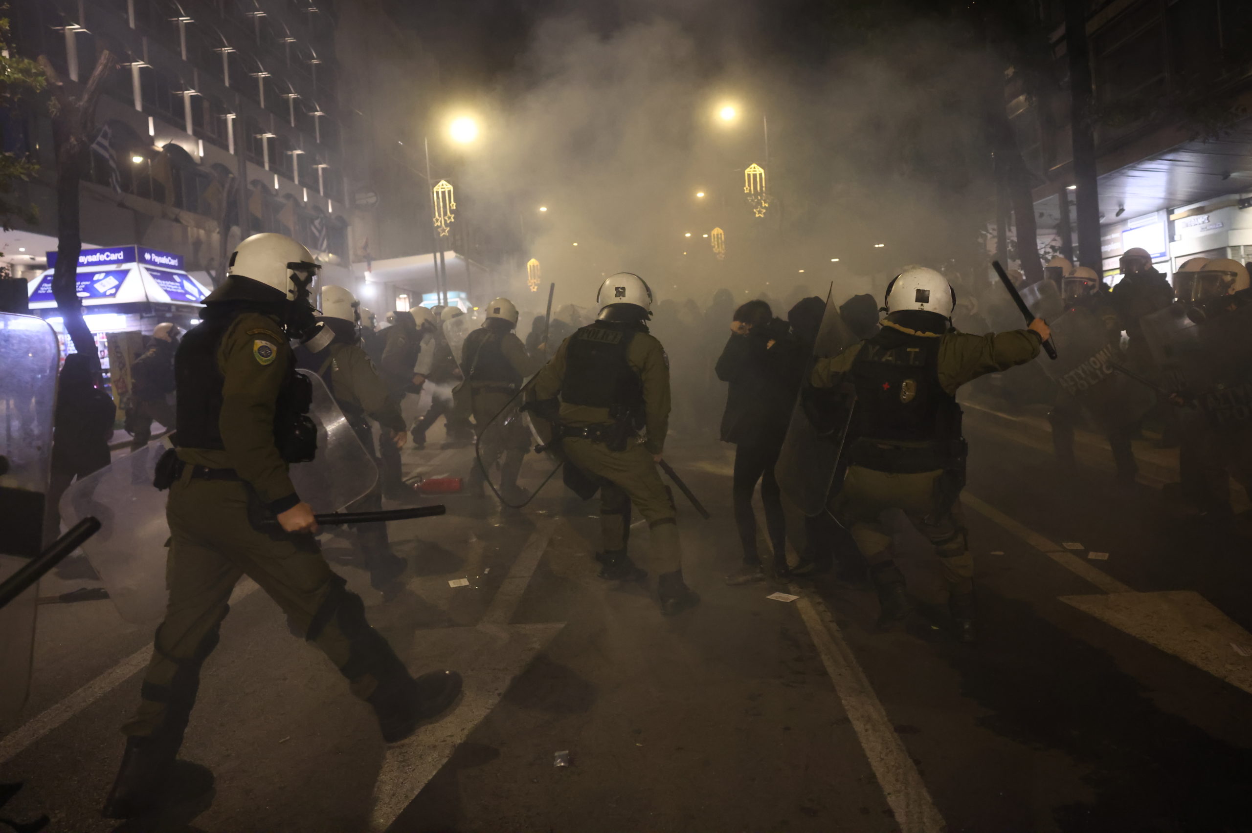 Επέτειος Γρηγορόπουλου: Επεισόδια με μολότοφ και χημικά στο κέντρο της Αθήνας – Δείτε φωτογραφίες και βίντεο