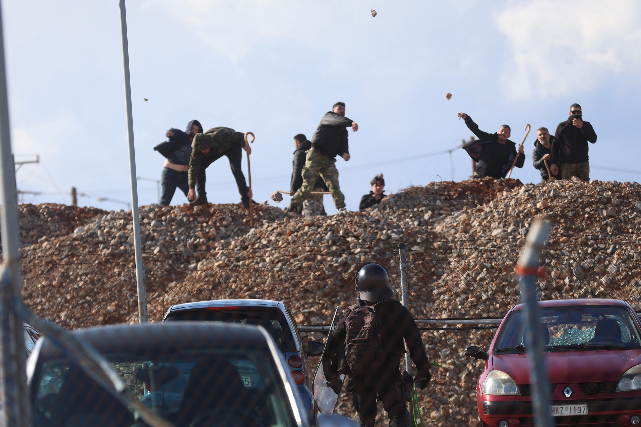 Ανυποχώρητοι οι αγρότες: Νέα μπλόκα και αποκλεισμοί αεροδρομίων και λιμανιών – Σοβαρά επεισόδια στην Κρήτη με τραυματισμούς και συλλήψεις – ΦΩΤΟ και ΒΙΝΤΕΟ