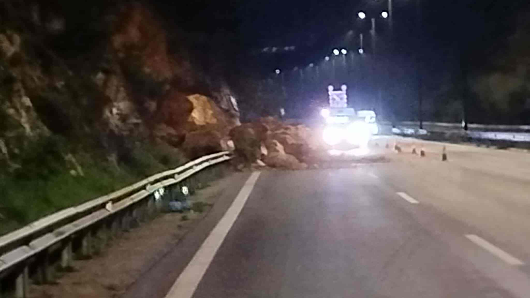 Χαϊδάρι: Πτώση βράχων σε τμήμα της Λεωφόρου Αθηνών – Μόνο από την αριστερή λωρίδα η κυκλοφορία των οχημάτων