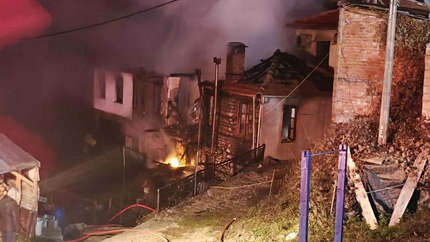 Ανηλίκιο Μετσόβου: Δύο σπίτια παραδόθηκαν στις φλόγες – Επί ποδός η Πυροσβεστική