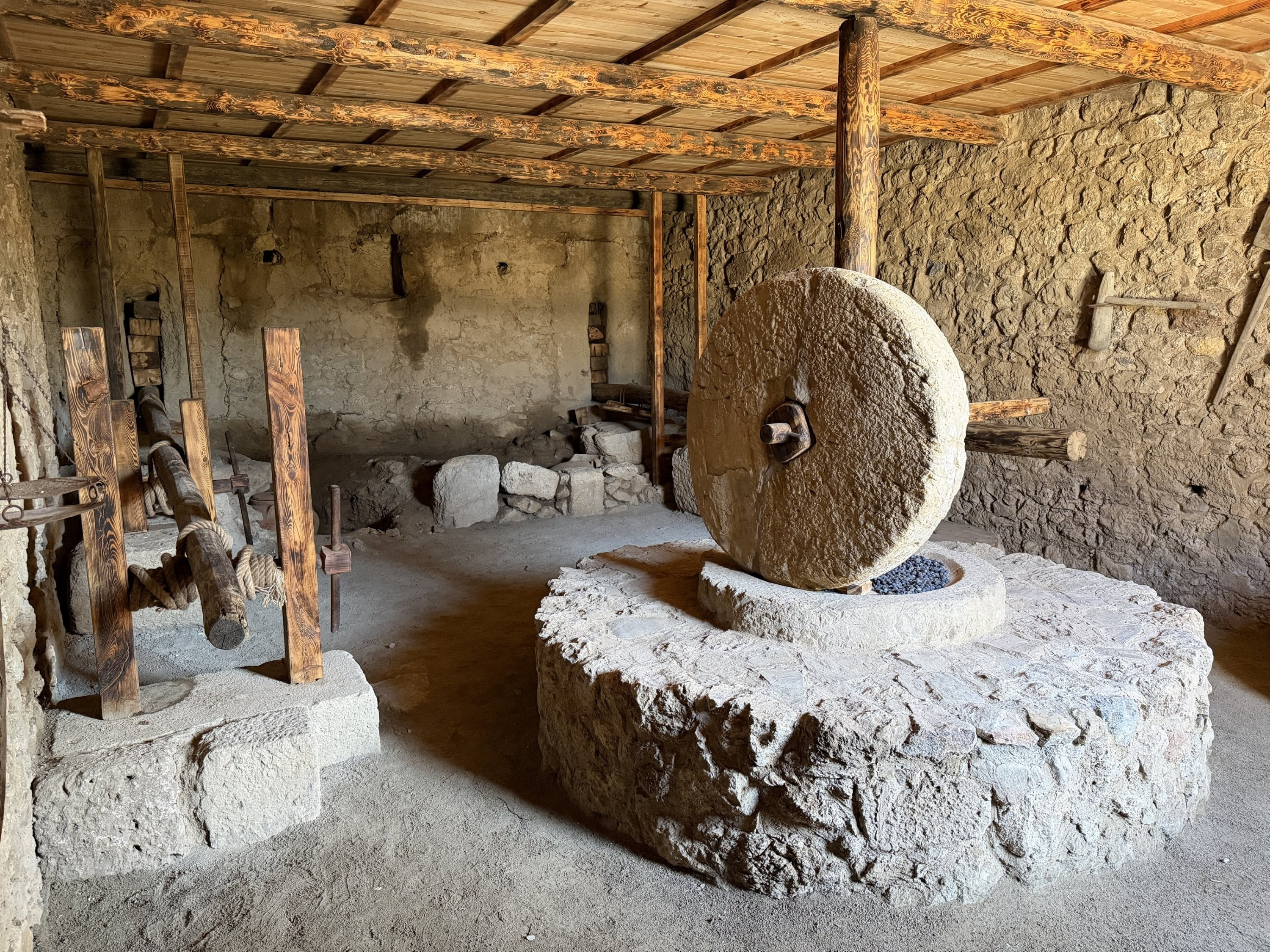 Αποκατεστημένο πατητήρι που χρησιμοποιούταν στην αρχαιότητα, φαίνεται στην αρχαία πόλη της Σύεδρας, στην Αλάνια, στην περιοχή Αντάλεια, νότια της Τουρκίας, στις 29 Δεκεμβρίου 2025. Φωτογραφία: AA 