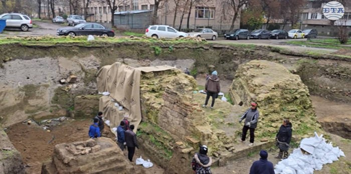 Αρχαιολογικές ανασκαφές στην Αρχαία Μπονόνια στη Βίντιν της Βουλγαρίας, όπου ανακαλύφθηκε ένα ρωμαϊκό χρυσό γαμήλιο δαχτυλίδι του 2ου-3ου αιώνα μ.Χ. Στιγμιότυπο από τις ειδήσεις του BTA