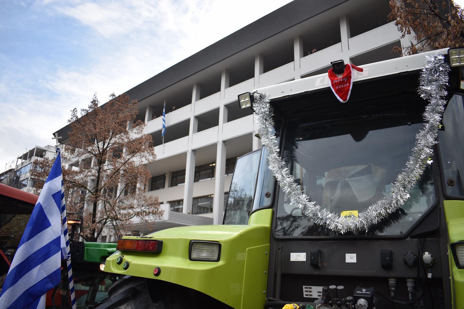 Λάρισα: Αναβλήθηκε η δίκη των δύο αγροτών που είχαν συλληφθεί – Μαρούδας: «Εδώ θα είμαστε ξανά με τα τρακτέρ»