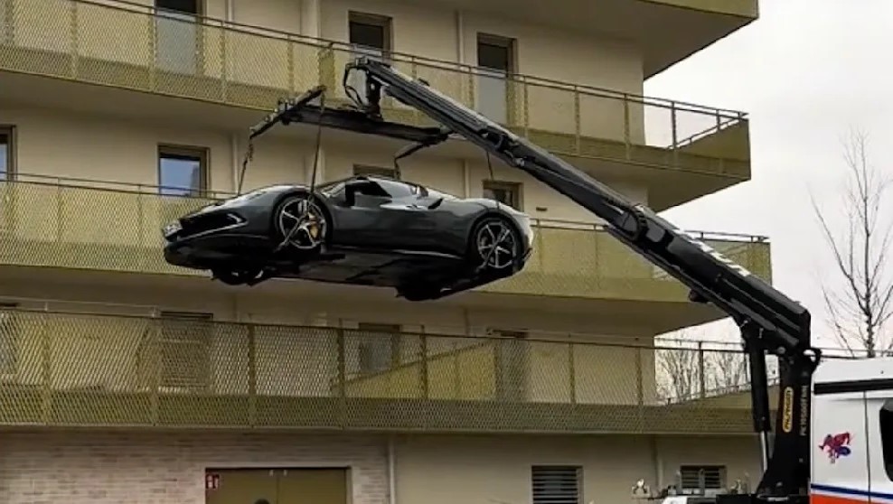 Βιέννη: Επιχειρηματίας ανέβασε τη Ferrari του στο μπαλκόνι του – Δεν έβρισκε πάρκινγκ και ήθελε να αντιγράψει… το Ντουμπάι