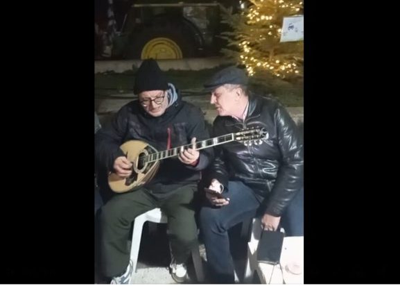 Δημήτρης Κουρέτας: Το... έριξε στο τραγούδι στα μπλόκα των αγροτών