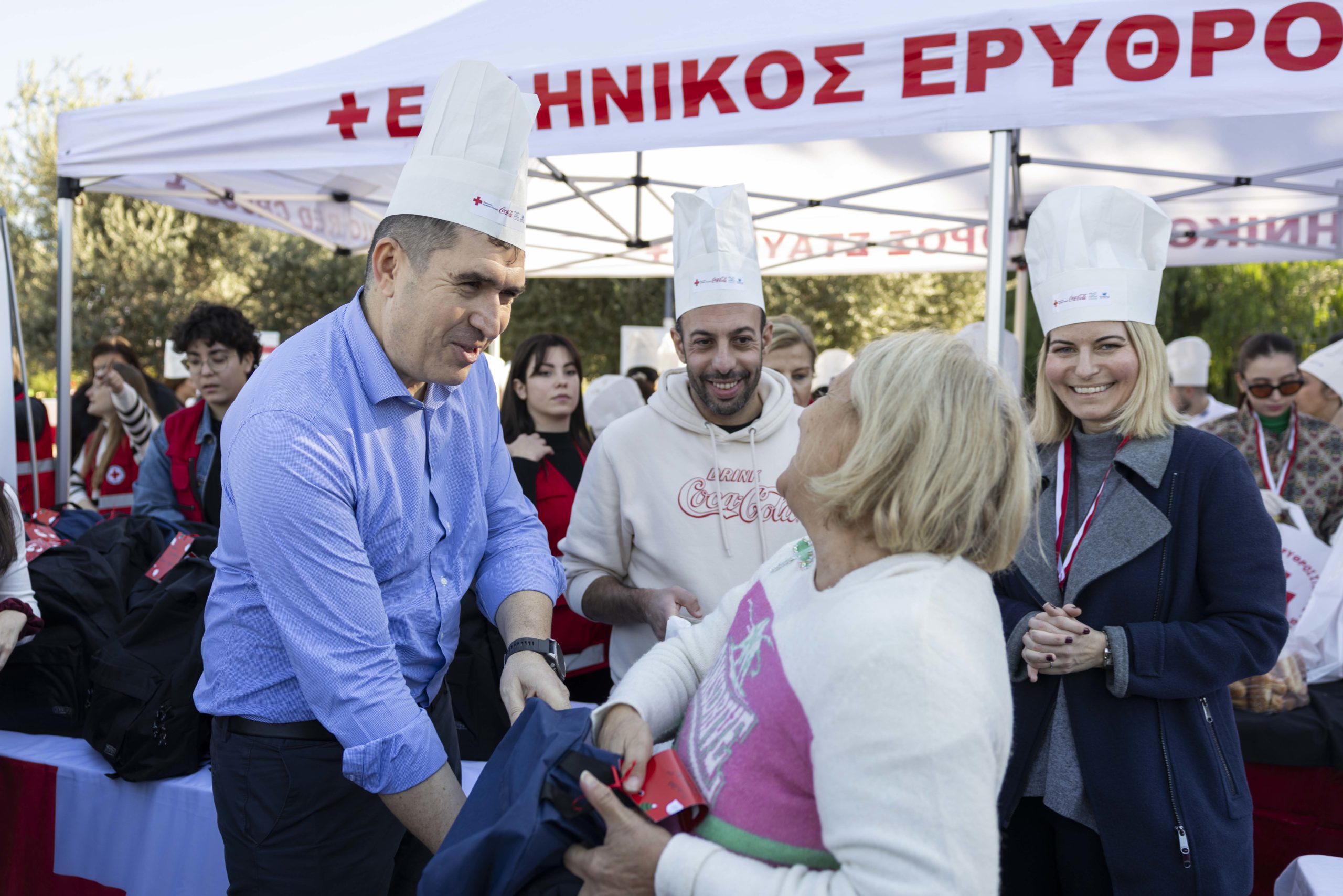 Η Coca-Cola και ο Ελληνικός Ερυθρός Σταυρός μαζί αυτά τα Χριστούγεννα: Μια μεγάλη αγκαλιά για τους συνανθρώπους μας που έχουν ανάγκη