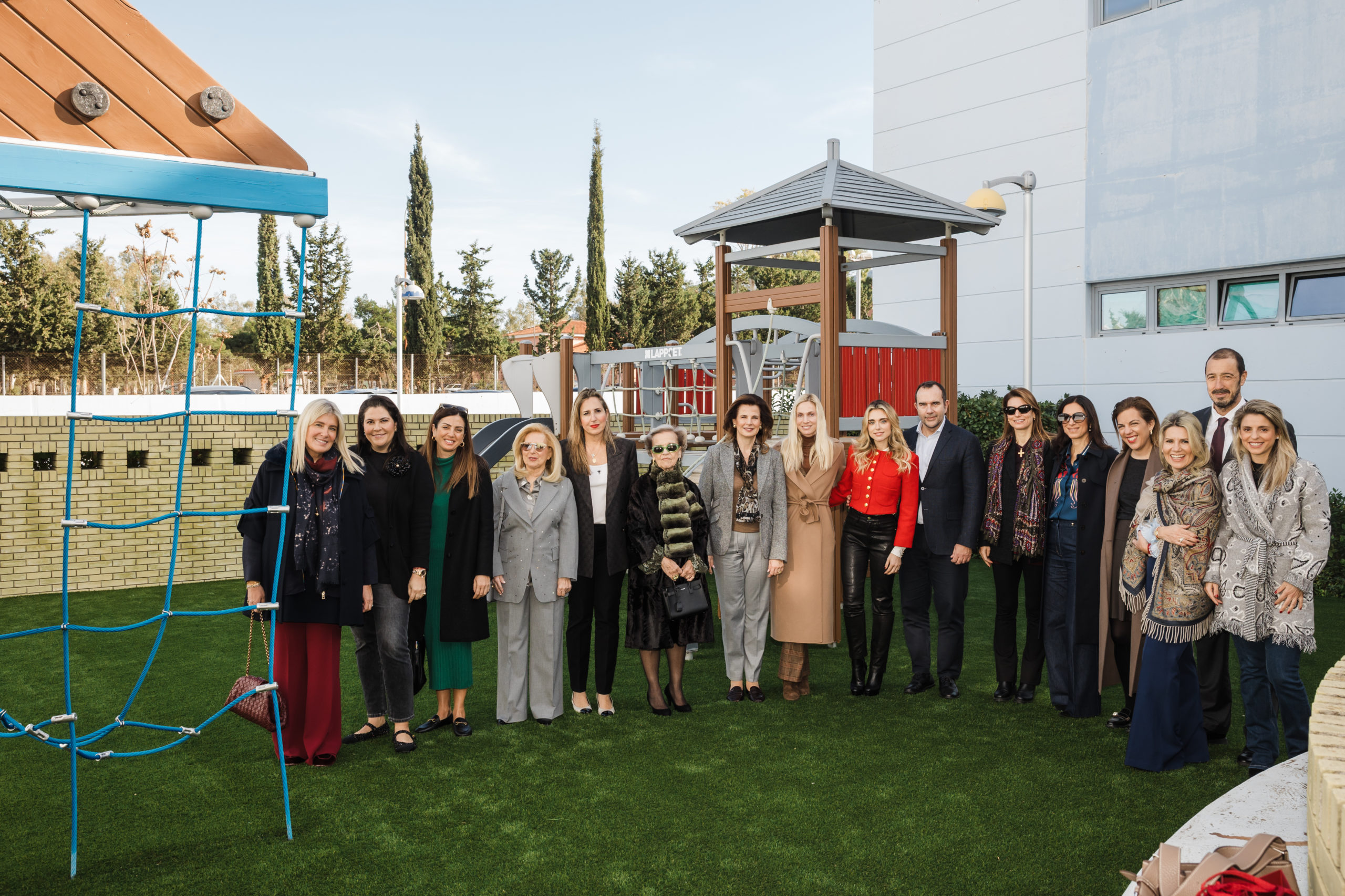 Η Μαριάννα Λαιμού και ο Δημοσθένης Μπούμης Διευθύνων Σύμβουλος των πολυκαταστημάτων Attica με μέλη του ΔΣ και μέλη του Σωματείου ΕΛΠΙΔΑ και εκπροσώπους των πολυκαταστημάτων Attica