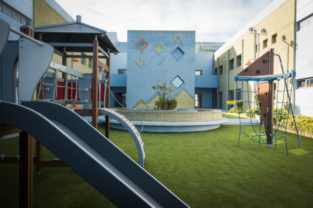 Άποψη από τις ανακαινισμένες παιδικές χαρές