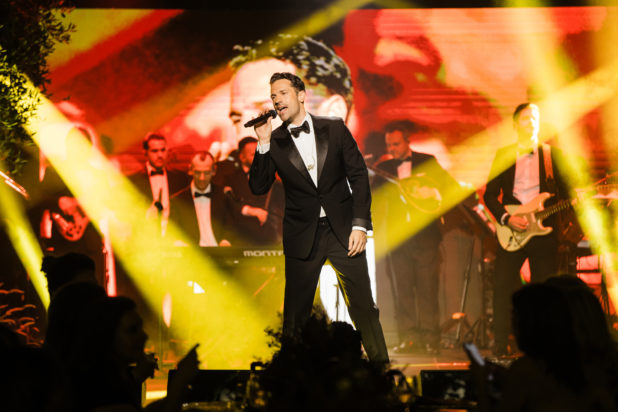 Στιγμιότυπα από την εμφάνιση του Κωνσταντίνου Αργυρού