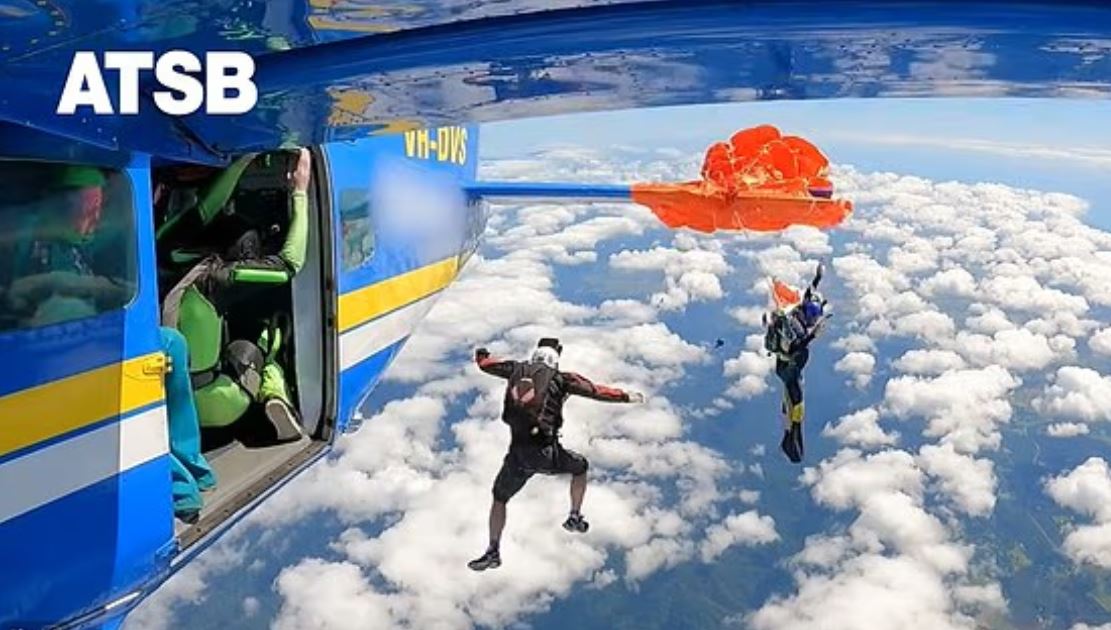 Τρόμος στον αέρα: Αλεξίπτωτο ανοίγει κατά λάθος και παρασύρει τον χειριστή στην ουρά του αεροσκάφους – Δείτε το βίντεο