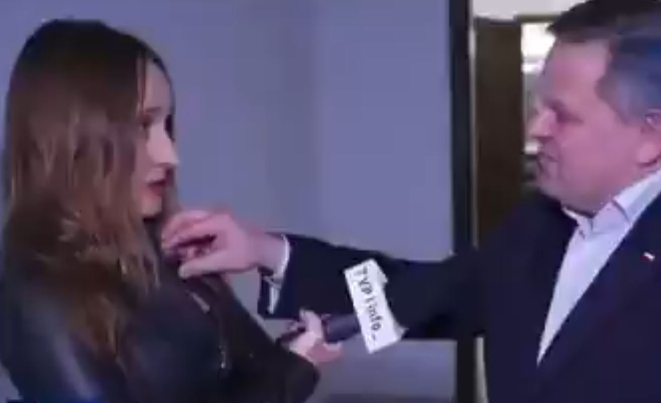 Σάλος στην Πολωνία: Γερουσιαστής προσπάθησε να κλείσει μικρόφωνο δημοσιογράφου – «Μην με αγγίζετε»