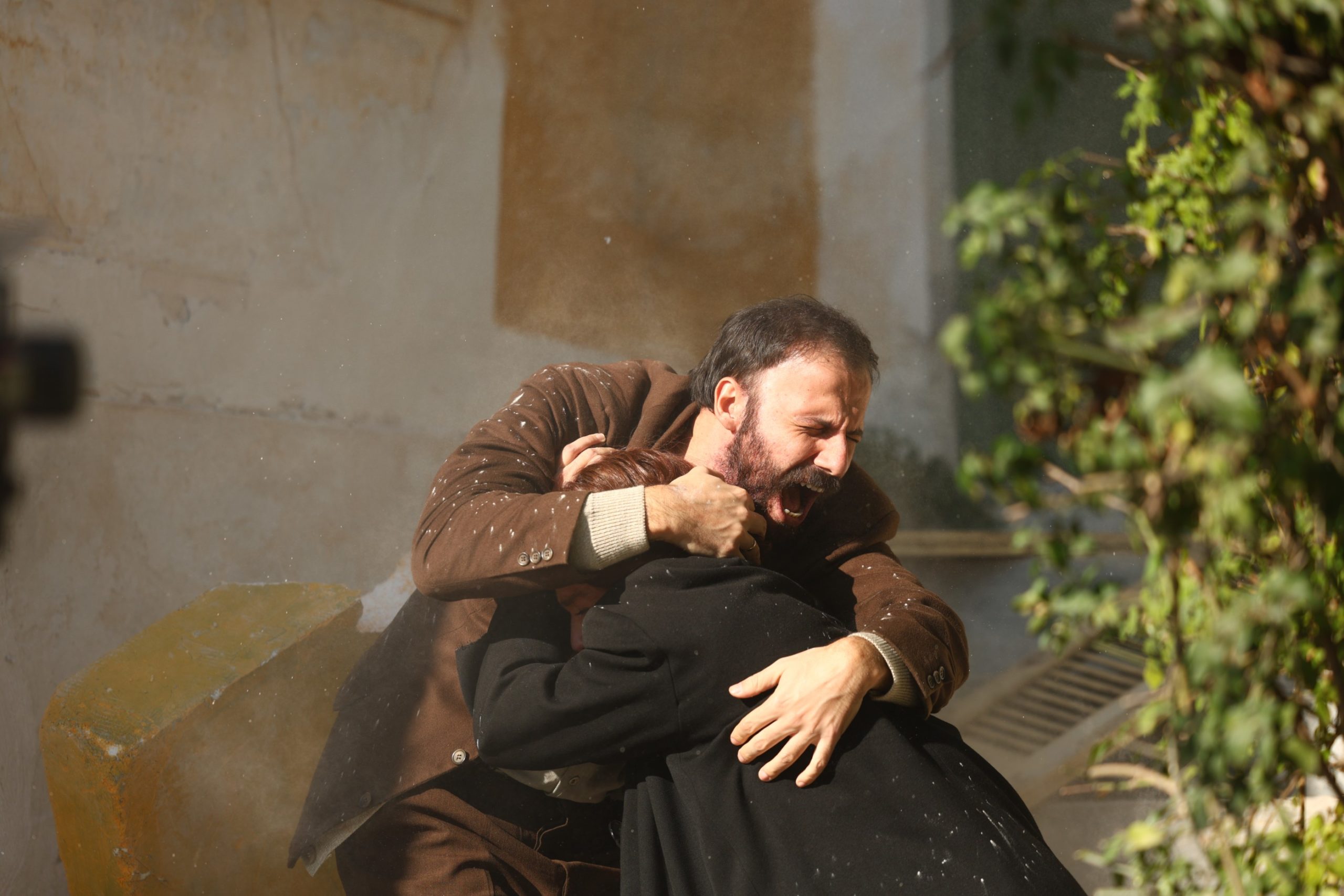 Άγιος έρωτας: Ο σεισμός σπέρνει το θάνατο στη Στέρνα