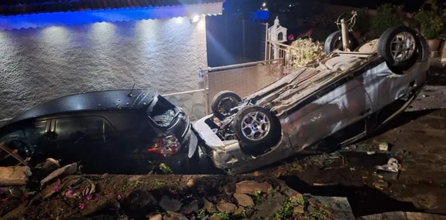 Αγρίνιο: Αυτοκίνητο «προσγειώθηκε» σε αυλή σπιτιού μετά από εκτροπή