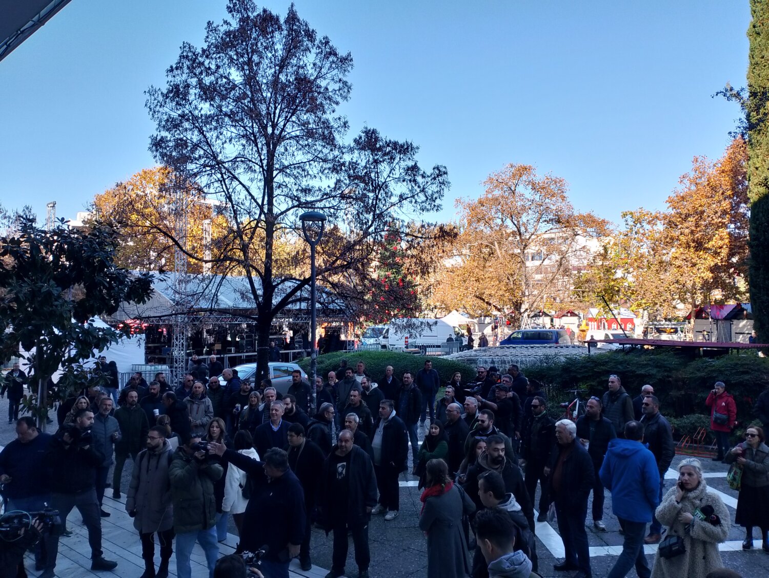 Λάρισα: Δεκάδες αγρότες έξω από το δικαστήρια – Έφτασαν οι τρεις συλληφθέντες – ΒΙΝΤΕΟ