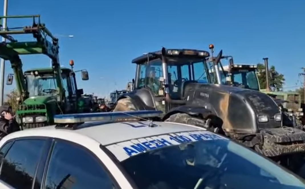 Θεσσαλονίκη: Αγρότες έκλεισαν την έξοδο για το αεροδρόμιο Μακεδονία στη Μουδανιών – Δείτε βίντεο