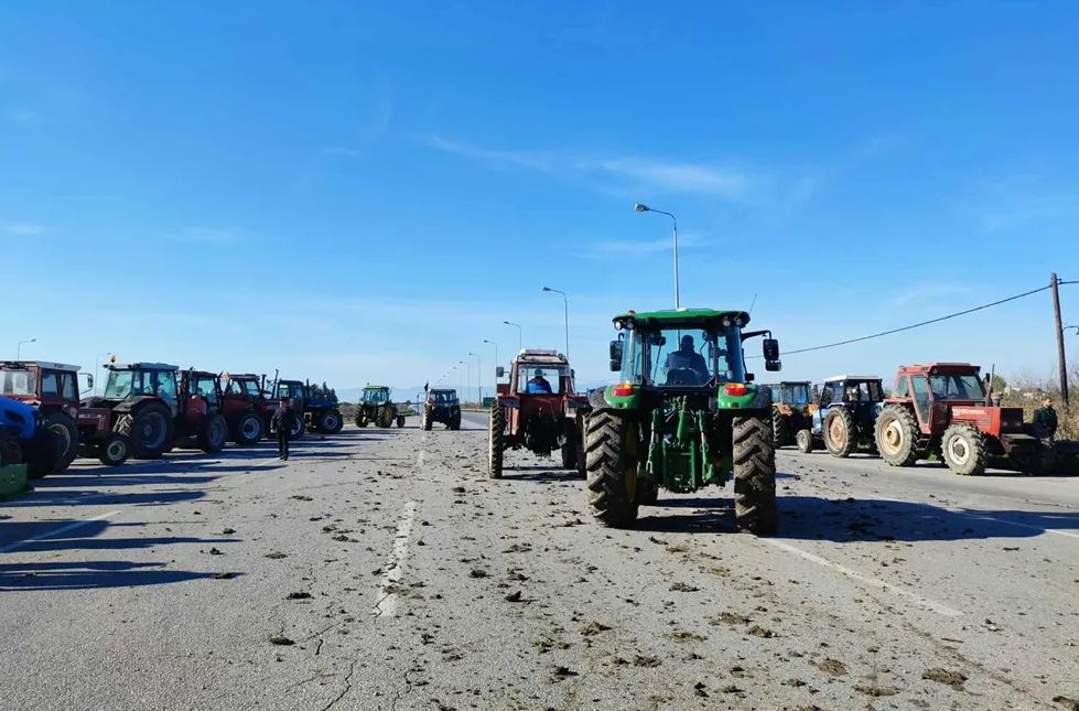 Θεσσαλονίκη: Μπλόκο αγροτών στα διόδια Μαλγάρων – Κλειστά και τα δύο ρεύματα – ΒΙΝΤΕΟ