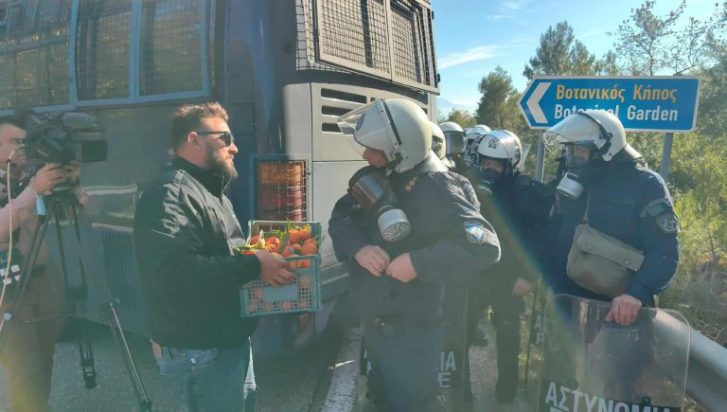 Αγρότες μοίρασαν πορτοκάλια στους αστυνομικούς στην Αχαΐα