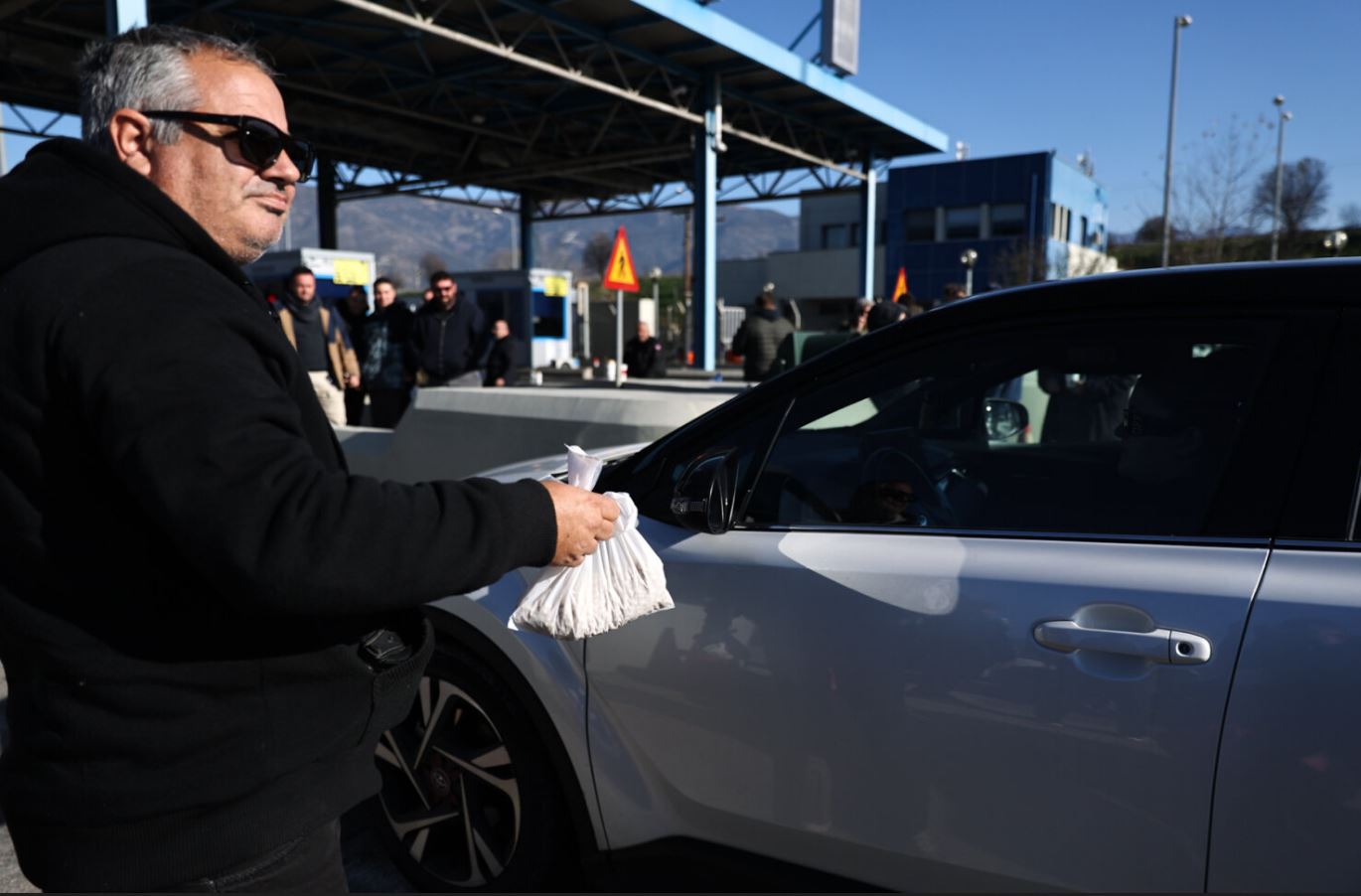 Αγρότες: Άνοιξαν τις μπάρες στα διόδια Μακρυχωρίου – Μοίρασαν προϊόντα στους διερχόμενους οδηγούς – ΒΙΝΤΕΟ 