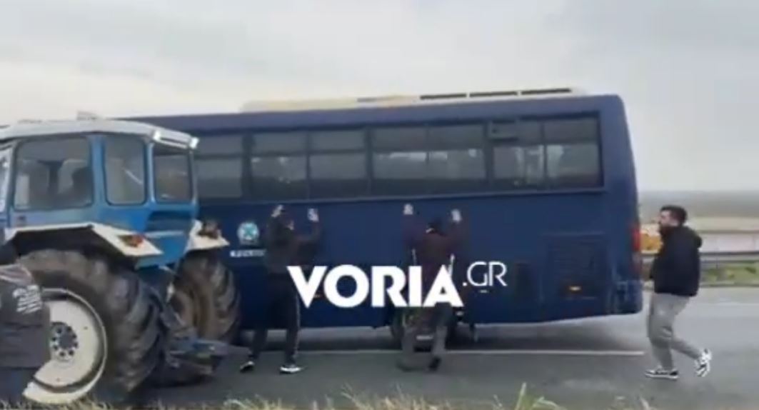 Σέρρες: Η στιγμή που αστυνομική κλούβα προσπαθεί να σπάσει τον κλοιό των αγροτών – Δείτε το βίντεο