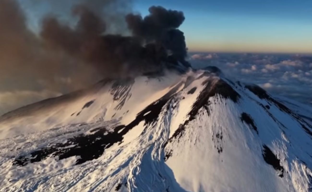 Ιταλία: «Ξύπνησε» η Αίτνα – Εκτοξεύει τέφρα και καπνό – Δείτε βίντεο