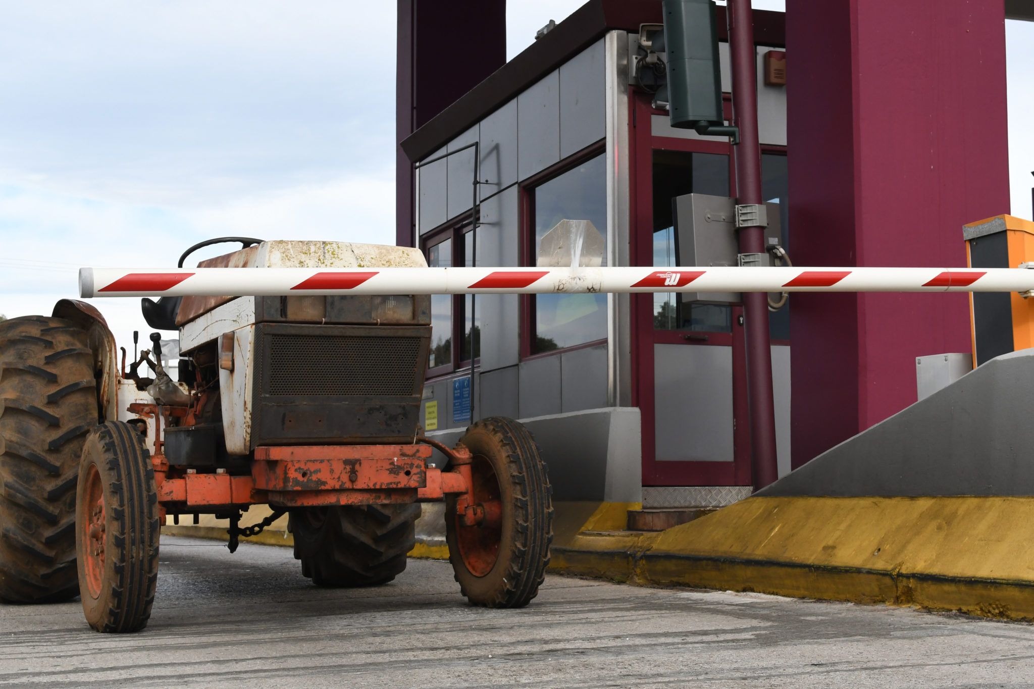 ΑΓΡΟΤΕΣ ΑΠΟ ΤΟ ΜΠΛΟΚΟ ΤΟΥ ΛΟΥΡΟΥ ΑΝΟΙΞΑΝ ΤΑ ΔΙΟΔΙΑ ΤΟΥ ΑΚΤΙΟΥ