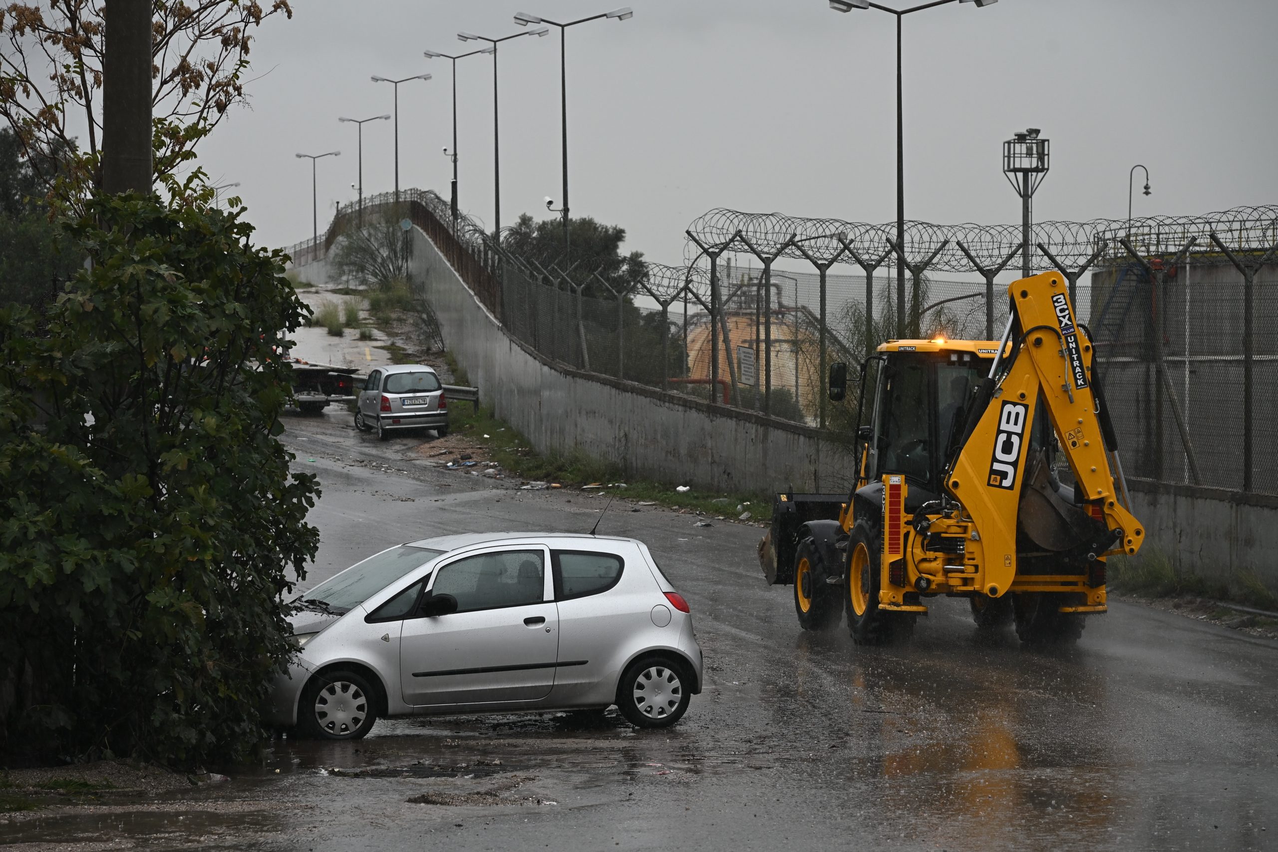 ΠΡΟΒΛΗΜΑΤΑ ΑΠΟ ΤΗΝ ΕΠΕΛΑΣΗ ΤΗΣ ΚΑΚΟΚΑΙΡΙΑΣ "BYRON" ΣΤΗΝ ΠΕΡΙΦΕΡΕΙΑΚΗ ΟΔΟ ΑΙΓΑΛΕΩ ΣΤΟΝ ΑΣΠΡΟΠΥΡΓΟ