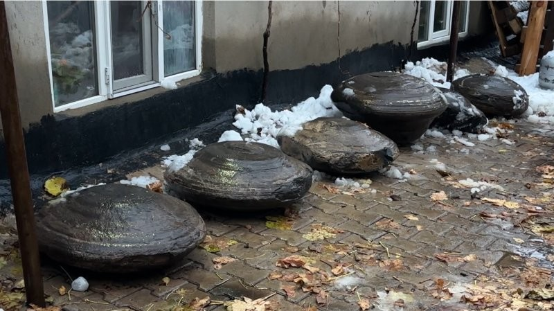 Οι πέτρες ήρθαν στο φως πριν από περίπου τρία χρόνια κατά τη διάρκεια έργων επέκτασης του οδικού δικτύου στην περιοχή Aktütün, η οποία βρίσκεται κοντά στα σύνορα Τουρκίας–Ιράκ. Φωτογραφία: İHA 