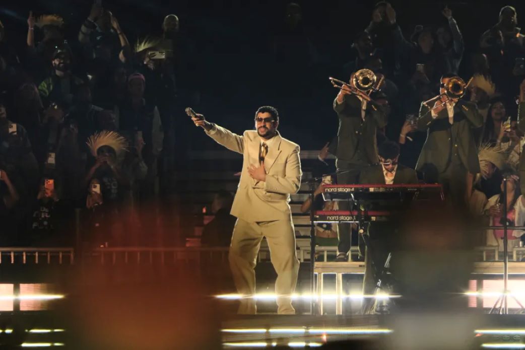 Bad Bunny: Γλίστρησε και έπεσε στη σκηνή κατά τη διάρκεια συναυλίας – Δείτε το βίντεο