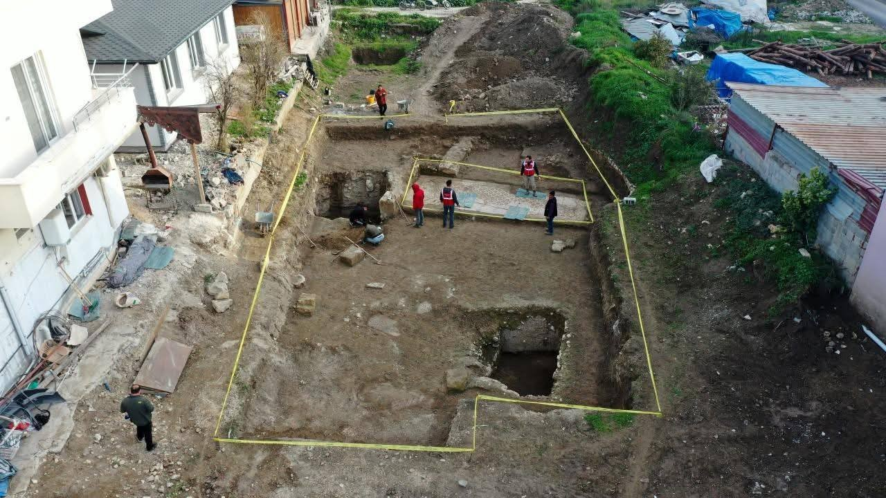 Αρχαιολόγοι και εργάτες στο ψηφιδωτό της Ύστερης Αρχαιότητας που ανακαλύφθηκε στην Αντιόχεια. 21 Δεκεμβρίου. Φωτογραφία: ΑΑ 