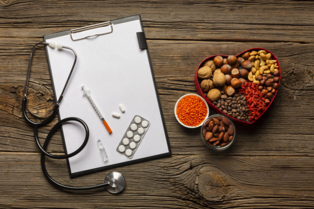 Υψηλή χοληστερίνη: Γιατρός αποκαλύπτει δύο τρόπους για να την μειώσετε χωρίς φαρμακευτική αγωγή
