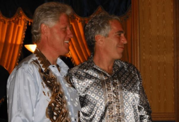 Ο Μπιλ Κλίντον και ο Τζέφρι Έπσταϊν σε φωτογραφία που δημοσίευσε το Υπουργείο Δικαιοσύνης. Φωτογραφία: Υπουργείο Δικαιοσύνης