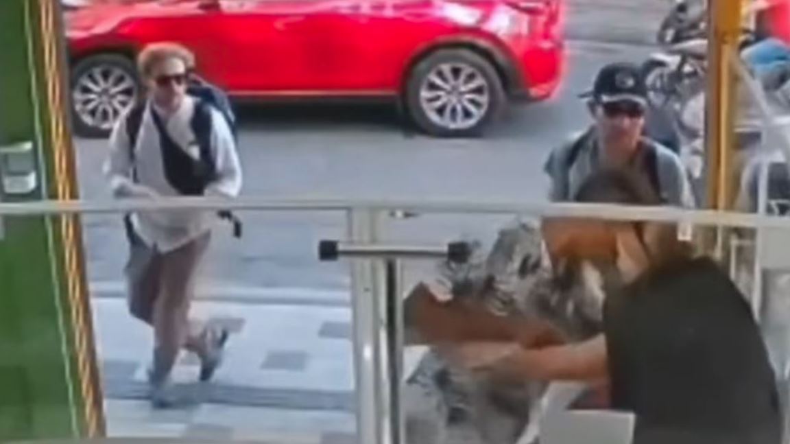 Βίντεο: Τουρίστρια αντιμετωπίζει τον ληστή ενώ ο συνοδός της… κρύβεται – Χαμός στα social media για τον «δειλό» συνταξιδιώτη