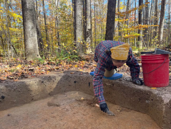 Η αρχαιολόγος στο χωριό που ανακαλύφθηκε. Φωτογραφία: Julia A. King