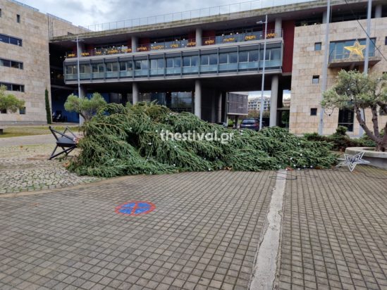 Κακοκαιρία Byron: Έπεσε το χριστουγεννιάτικο δέντρο στο Δημαρχείο Θεσσαλονίκης