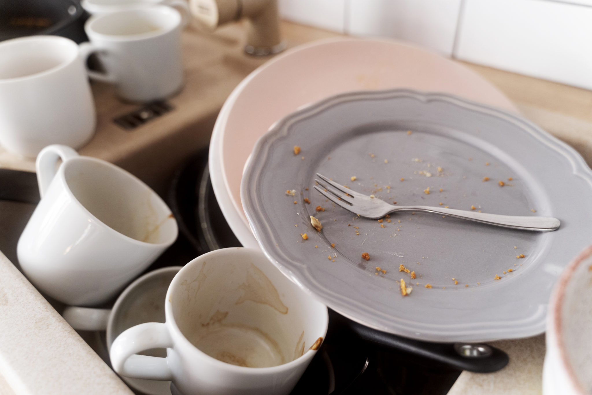 νεροχύτης άπλυτα πιάτα