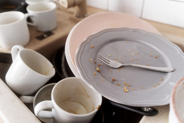 νεροχύτης άπλυτα πιάτα