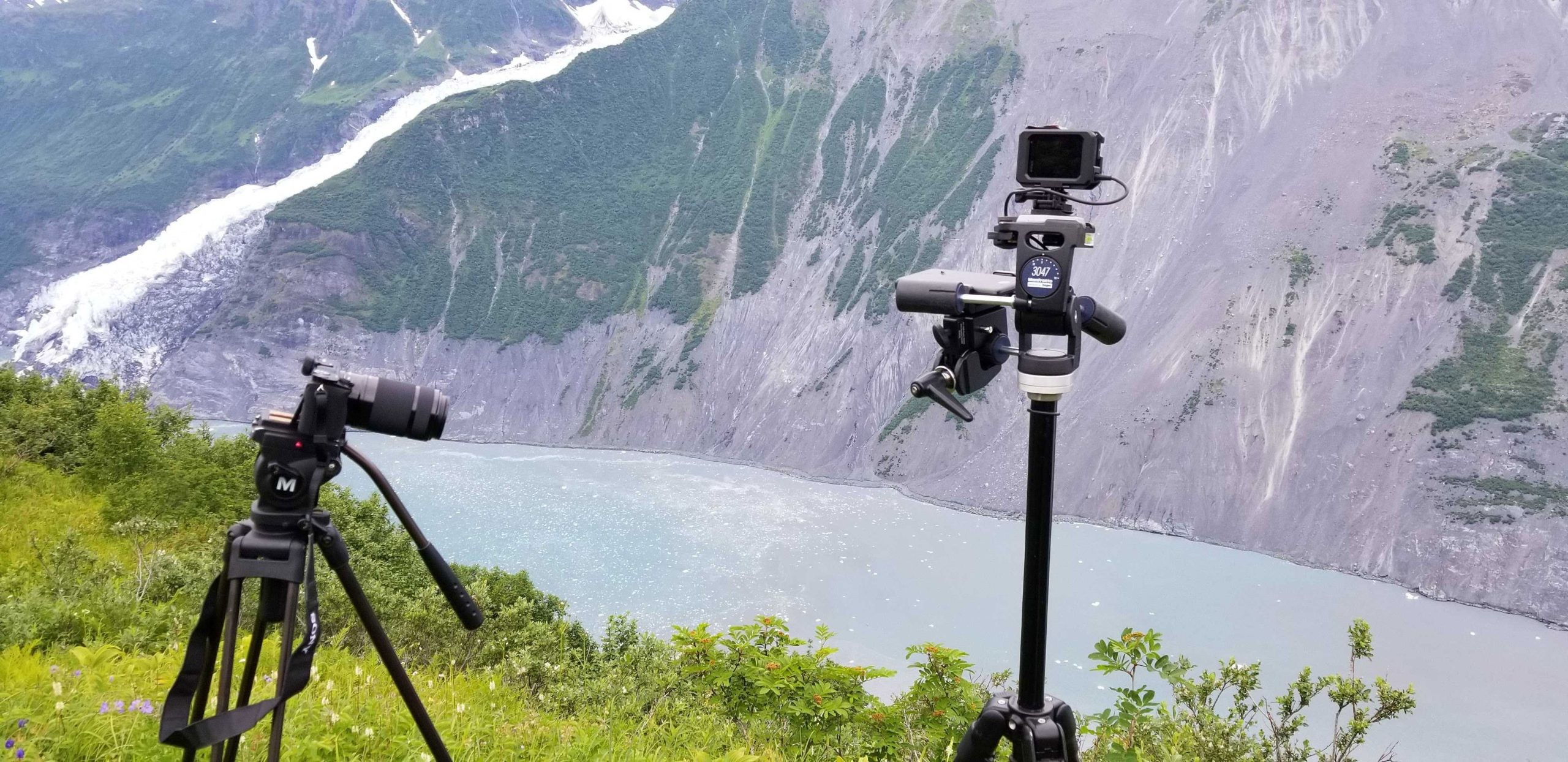 Οι ερευνητές εγκατέστησαν κάμερες με χρονοσήμανση GPS πάνω από τον παγετώνα Barry το 2020. Οι εγγραφές χρονικής υστέρησης (time-lapse) από τις κάμερες βοήθησαν στη σύνδεση των σεισμικών σημάτων με την πραγματική κίνηση στον παγετώνα και την πλαγιά της κατολίσθησης Barry Arm. Φωτογραφία: Gabrielle Davy