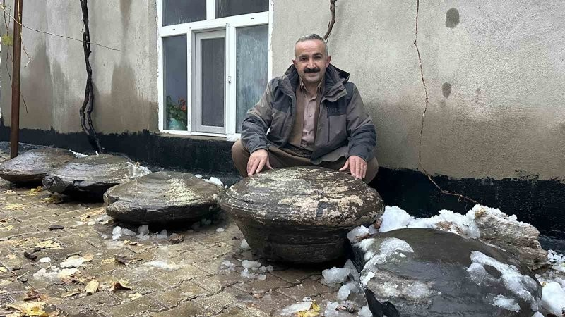 Σύμφωνα με τοπικές πηγές, συνολικά έξι τεράστιες κυκλικές πέτρες, η καθεμία βάρους άνω των 200 κιλών, βρέθηκαν θαμμένες κάτω από το έδαφος. Φωτογραφία: İHA