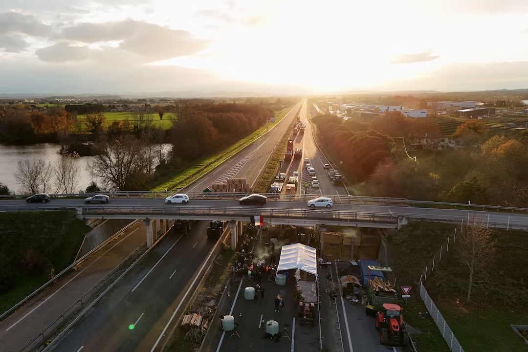 Γαλλία: Αγροτικά μπλόκα αποκλείουν δρόμους και παραλύουν το σιδηροδρομικό δίκτυο – Κλιμάκωση των κινητοποιήσεων