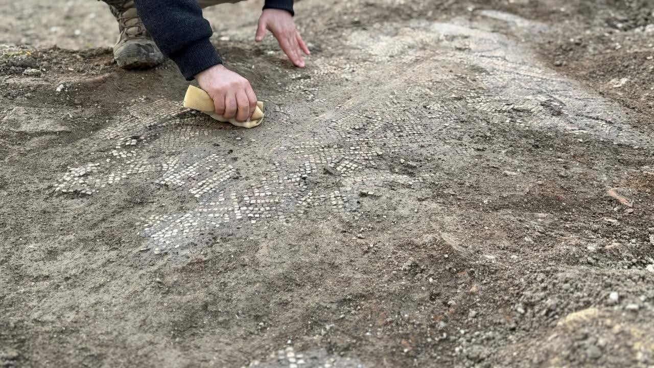 Αρχαιολόγοι και εργάτες στο ψηφιδωτό της Ύστερης Αρχαιότητας που ανακαλύφθηκε στην Αντιόχεια. 21 Δεκεμβρίου. Φωτογραφία: ΑΑ 